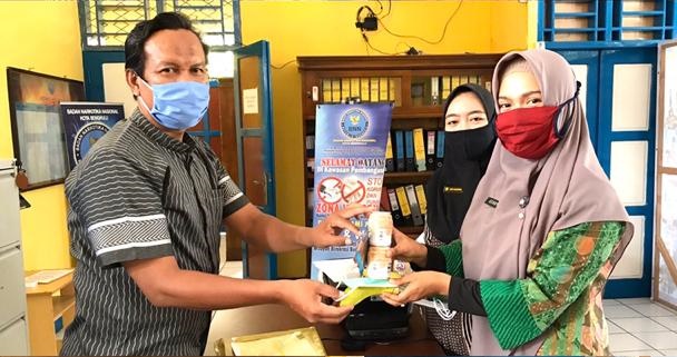 Pembagian Vitamin Peningkat Imun Tubuh Kepada Pegawai BNN Kota Bengkulu