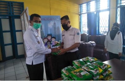 Pembagian Susu dan Vitamin Penambah Daya Tahan Tubuh Kepada Pegawai BNN Kota Bengkulu Yang Tetap Harus Bekerja Ditengah Zona Merah Wabah Korona Pembagian Susu dan Vitamin Penambah Daya Tahan Tubuh Kepada Pegawai BNN Kota Bengkulu Yang Tetap Harus Bekerja Ditengah Zona Merah Wabah Korona