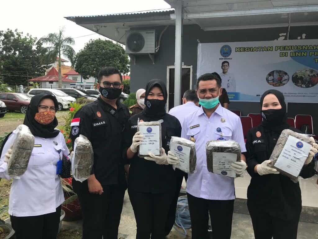 Kepala BNN Kota Bengkulu AKBP Alexander S. Soeki, S.Sos, M.H Mengikuti Kegiatan Pemusnahan Barang Bukti Narkotika Di BNN Provinsi Bengkulu Kepala BNN Kota Bengkulu AKBP Alexander S. Soeki, S.Sos, M.H Mengikuti Kegiatan Pemusnahan Barang Bukti Narkotika Di BNN Provinsi Bengkulu