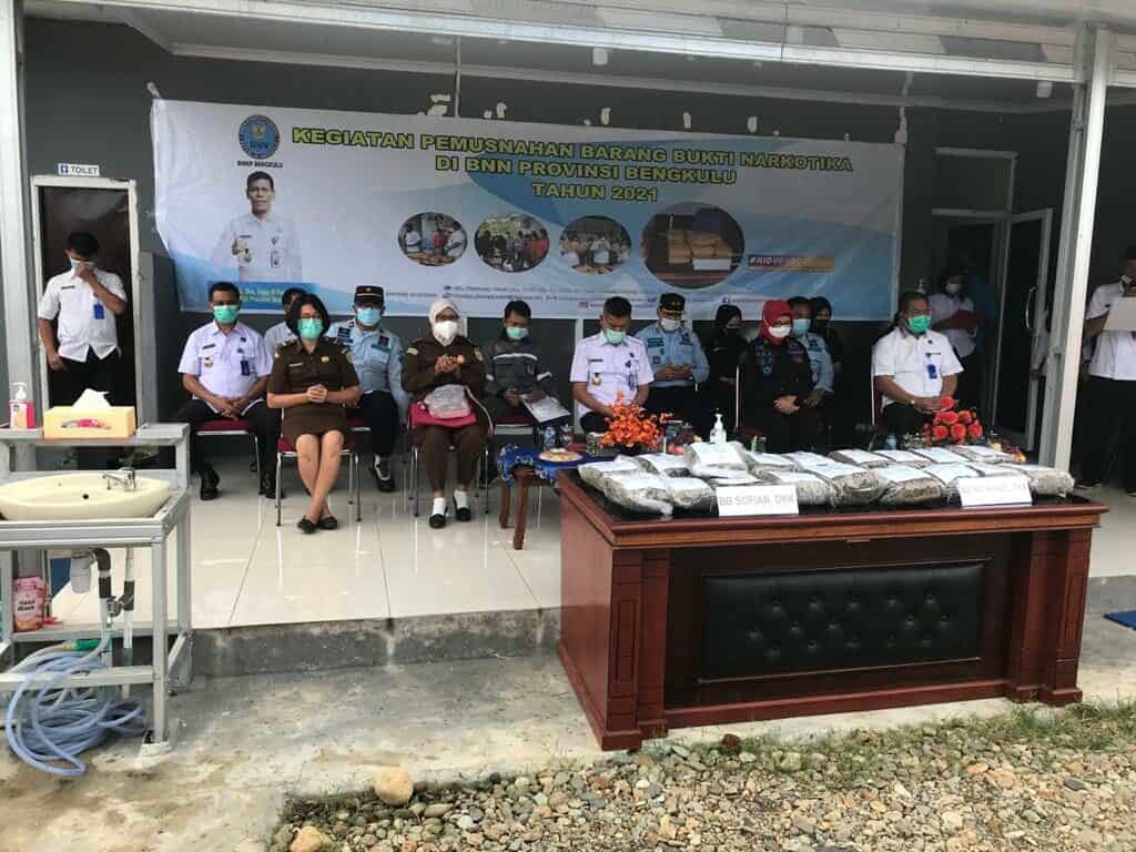 Kepala BNN Kota Bengkulu AKBP Alexander S. Soeki, S.Sos, M.H Mengikuti Kegiatan Pemusnahan Barang Bukti Narkotika Di BNN Provinsi Bengkulu Kepala BNN Kota Bengkulu AKBP Alexander S. Soeki, S.Sos, M.H Mengikuti Kegiatan Pemusnahan Barang Bukti Narkotika Di BNN Provinsi Bengkulu