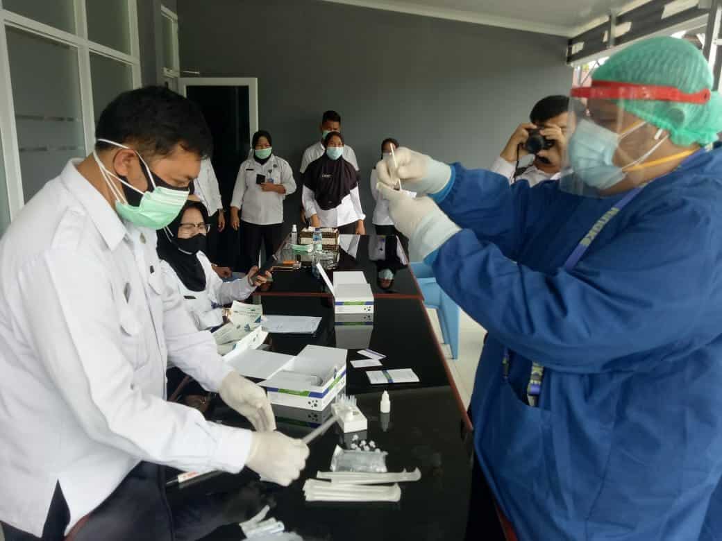 Pengambilan sampel swab nasofaring & Tes Rapid Swab Antigen Kepada Karyawan BNN Propinsi Bengkulu Pengambilan sampel swab nasofaring & Tes Rapid Swab Antigen Kepada Karyawan BNN Propinsi Bengkulu