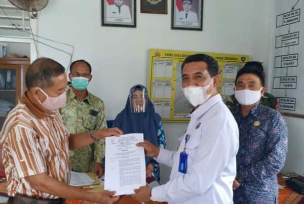 Kepala BNN Kota Bengkulu Hadiri Penyerahan SK RT RW Kelurahan Pasar Bengkulu Kecamatan Sungai Serut Kota Bengkulu