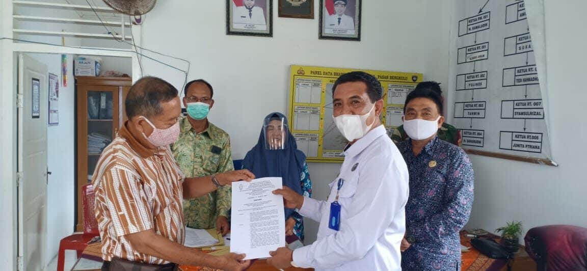 Kepala BNN Kota Bengkulu Diskusikan Kelurahan Bersinar Pada Saat Penyerahan SK RT RW Kelurahan Pasar Bengkulu Kecamatan Sungai Serut Kota Bengkulu Kepala BNN Kota Bengkulu Hadiri Penyerahan SK RT RW Kelurahan Pasar Bengkulu Kecamatan Sungai Serut Kota Bengkulu