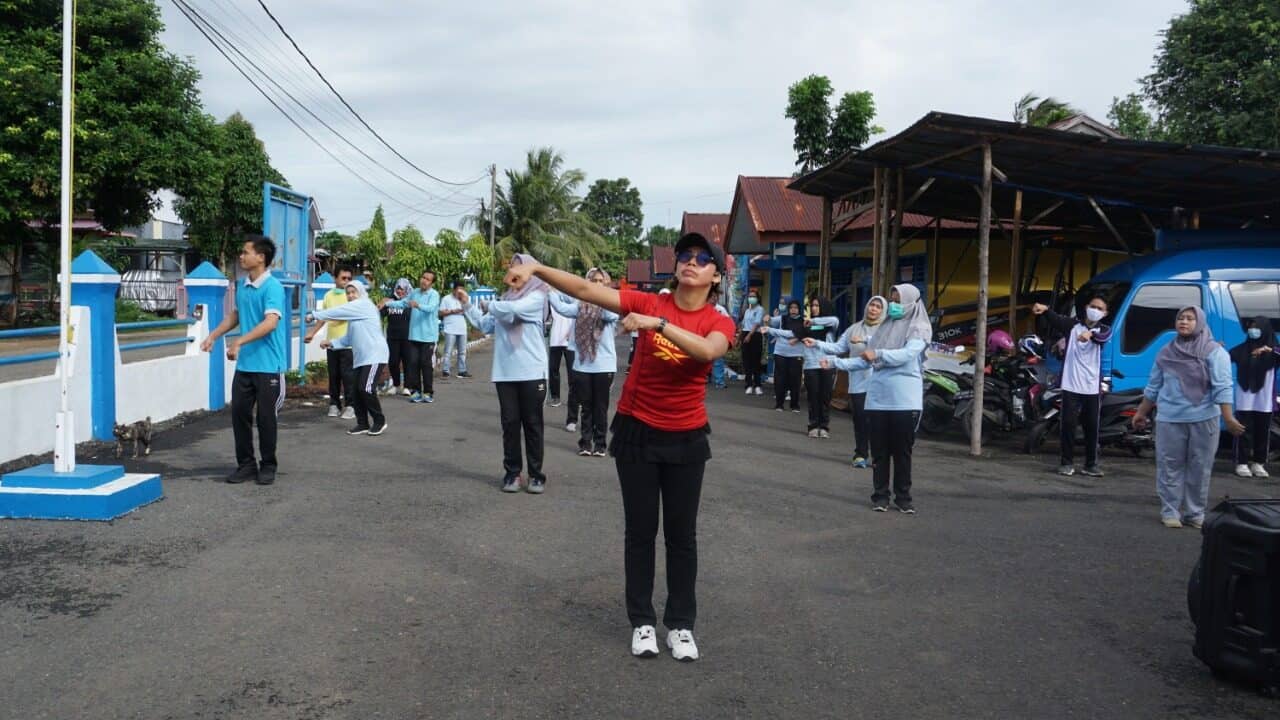 Jumat Pagi Personil BNN Kota Bengkulu melaksanakan kegiatan senam Kesegaran Jasmani Pegawai BNN Kota Bengkulu Jumat Pagi Personil BNN Kota Bengkulu melaksanakan kegiatan senam Kesegaran Jasmani Pegawai BNN Kota Bengkulu