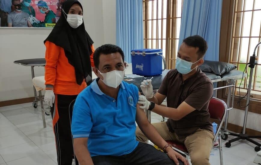 Kepala BNN Kota Bengkulu AKBP Alexander S. Soeki, S.Sos., MM Beserta Jajarannya DiVaksinasi Covid -19 Di Biddokes Polda Bengkulu Kepala BNN Kota Bengkulu Beserta Jajaran DiVaksinasi Covid -19 Di Biddokes Polda Bengkulu