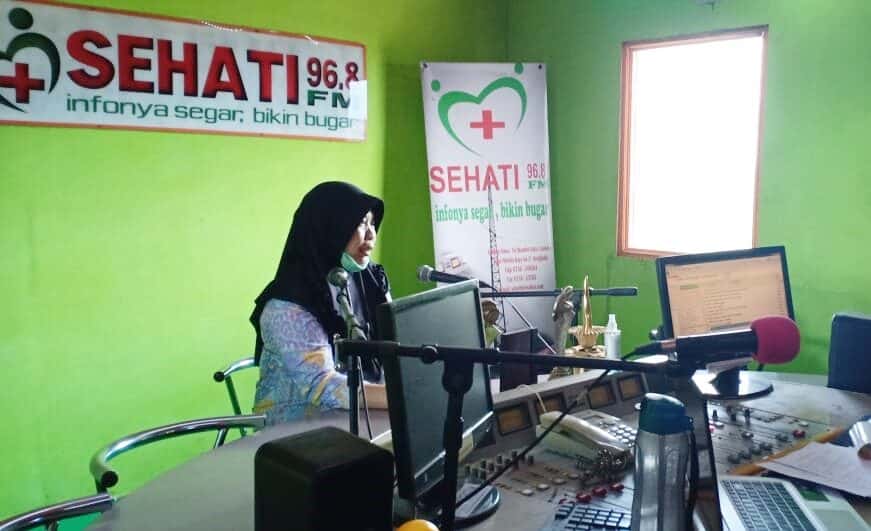 Penyuluh Narkoba Ahli Muda BNN Kota Bengkulu Berikan Informasi dan Edukasi P4GN Melalui Program Dialog Interaktif di Radio Sehati 96,8 FM Bengkulu Penyuluh Narkoba Ahli Muda BNN Kota Bengkulu Berikan Informasi dan Edukasi P4GN Melalui Program Dialog Interaktif di Radio Sehati 96,8 FM Bengkulu
