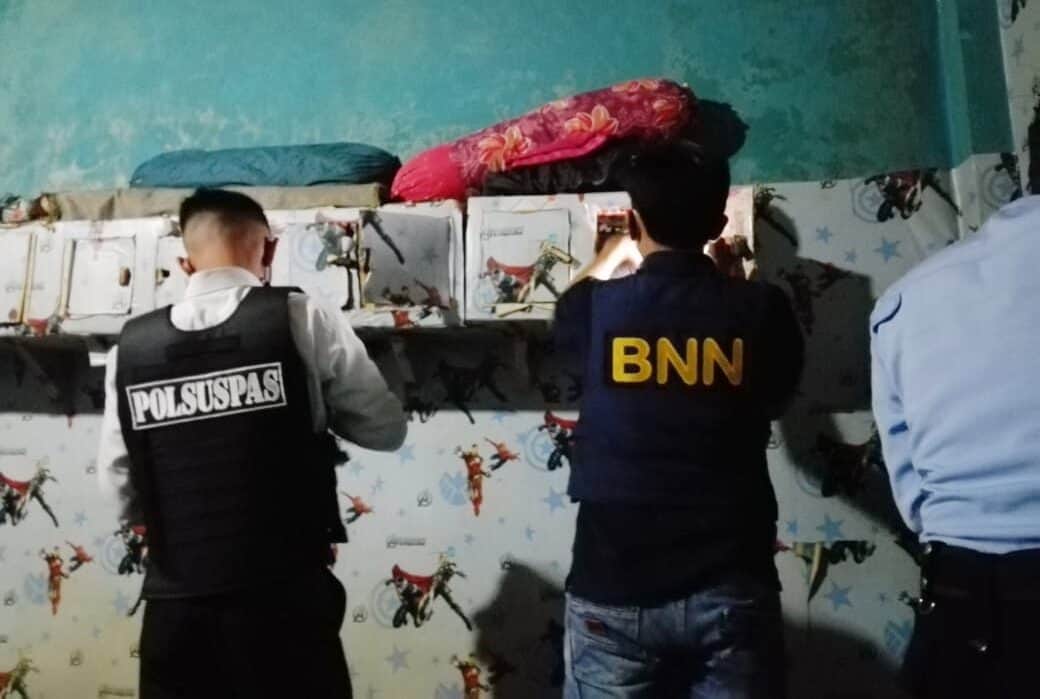Kepala BNN Kota Bengkulu AKBP Alexander S. Soeki, S.Sos,. MH. Dan Tim Pemberantasan BNN Kota Bengkulu Bersama Tim Gabungan Melakukan Razia Kamar Hunian Narapidana Rutan Negara Kelas IIB Bengkulu Kepala BNN Kota Bengkulu AKBP Alexander S. Soeki, S.Sos,. MH. Dan Tim Pemberantasan BNN Kota Bengkulu Bersama Tim Gabungan Melakukan Razia Kamar Hunian Narapidana Rutan Negara Kelas IIB Bengkulu