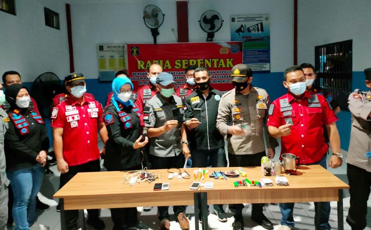 Kepala BNN Kota Bengkulu AKBP Alexander S. Soeki, S.Sos,. MH. Dan Tim Pemberantasan BNN Kota Bengkulu Bersama Tim Gabungan Melakukan Razia Kamar Hunian Narapidana Rutan Negara Kelas IIB Bengkulu Kepala BNN Kota Bengkulu AKBP Alexander S. Soeki, S.Sos,. MH. Dan Tim Pemberantasan BNN Kota Bengkulu Bersama Tim Gabungan Melakukan Razia Kamar Hunian Narapidana Rutan Negara Kelas IIB Bengkulu