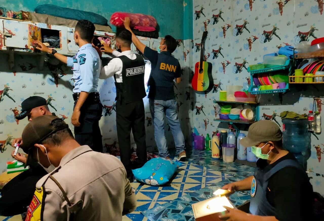Kepala BNN Kota Bengkulu AKBP Alexander S. Soeki, S.Sos,. MH. Dan Tim Pemberantasan BNN Kota Bengkulu Bersama Tim Gabungan Melakukan Razia Kamar Hunian Narapidana Rutan Negara Kelas IIB Bengkulu Kepala BNN Kota Bengkulu AKBP Alexander S. Soeki, S.Sos,. MH. Dan Tim Pemberantasan BNN Kota Bengkulu Bersama Tim Gabungan Melakukan Razia Kamar Hunian Narapidana Rutan Negara Kelas IIB Bengkulu