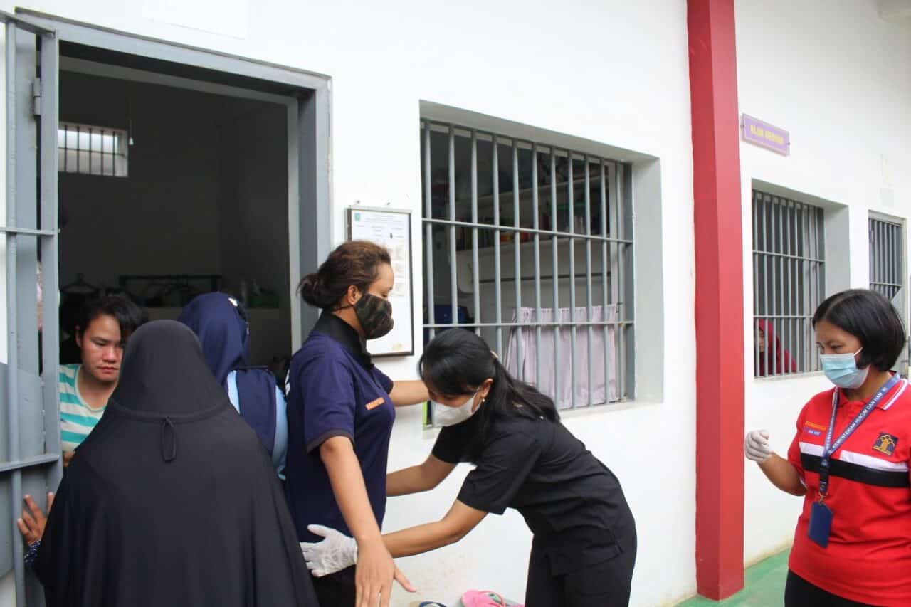Kepala BNN Kota Bengkulu dan Tim Gabungan bersama Kemenkumham kembali melaksanakan Razia Kamar Hunian LAPAS Perempuan Kelas IIB Bengkulu Kepala BNN Kota Bengkulu dan Tim Gabungan bersama Kemenkumham kembali melaksanakan Razia Kamar Hunian LAPAS Perempuan Kelas IIB Bengkulu