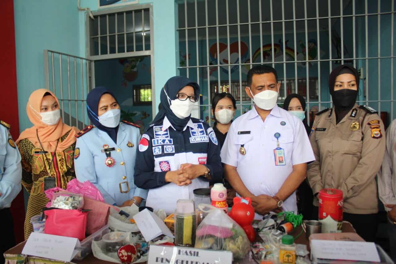 Kepala BNN Kota Bengkulu dan Tim Gabungan bersama Kemenkumham kembali melaksanakan Razia Kamar Hunian LAPAS Perempuan Kelas IIB Bengkulu Kepala BNN Kota Bengkulu dan Tim Gabungan bersama Kemenkumham kembali melaksanakan Razia Kamar Hunian LAPAS Perempuan Kelas IIB Bengkulu