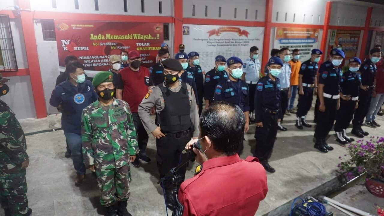 Kepala BNN Kota Bengkulu dan Tim Pemberantasan BNN Kota Bengkulu Bersama TNI-POLRI Beserta Kemenkumham Bengkulu Melakukan Razia Di Kamar Hunian Lapas Kelas IIA Bentiring Kota Bengkulu