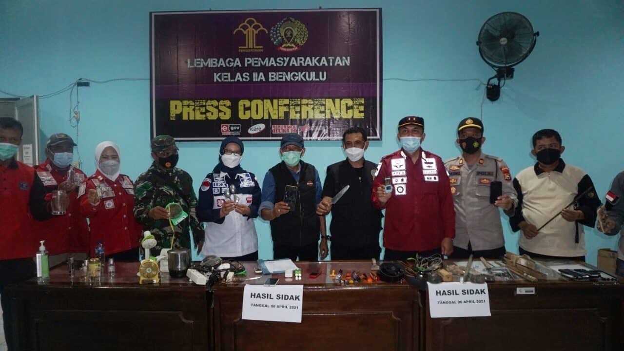 Kepala BNN Kota Bengkulu dan Tim Pemberantasan BNN Kota Bengkulu Bersama TNI-POLRI Beserta Kemenkumham Bengkulu Melakukan Razia Di Kamar Hunian Lapas Kelas IIA Bentiring Kota Bengkulu Kepala BNN Kota Bengkulu dan Tim Pemberantasan BNN Kota Bengkulu Bersama TNI-POLRI Beserta Kemenkumham Bengkulu Melakukan Razia Di Kamar Hunian Lapas Kelas IIA Bentiring Kota Bengkulu