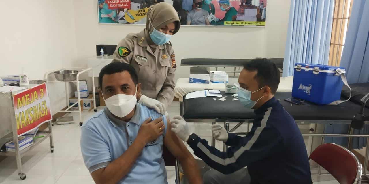 Kepala BNN Kota Bengkulu Beserta Personilnya Divaksinasi Tahap Kedua Di Biddokes Polda Bengkulu Kepala BNN Kota Bengkulu Beserta Personilnya Divaksinasi Tahap Kedua Di Biddokes Polda Bengkulu