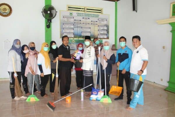 Dibulan Suci Ramadhan Personil BNN Kota Bengkulu Lakukan Kegiatan Bersih-bersih Masjid Serta Membagikan Alat Kebersihan Kepada Marbot Masjid
