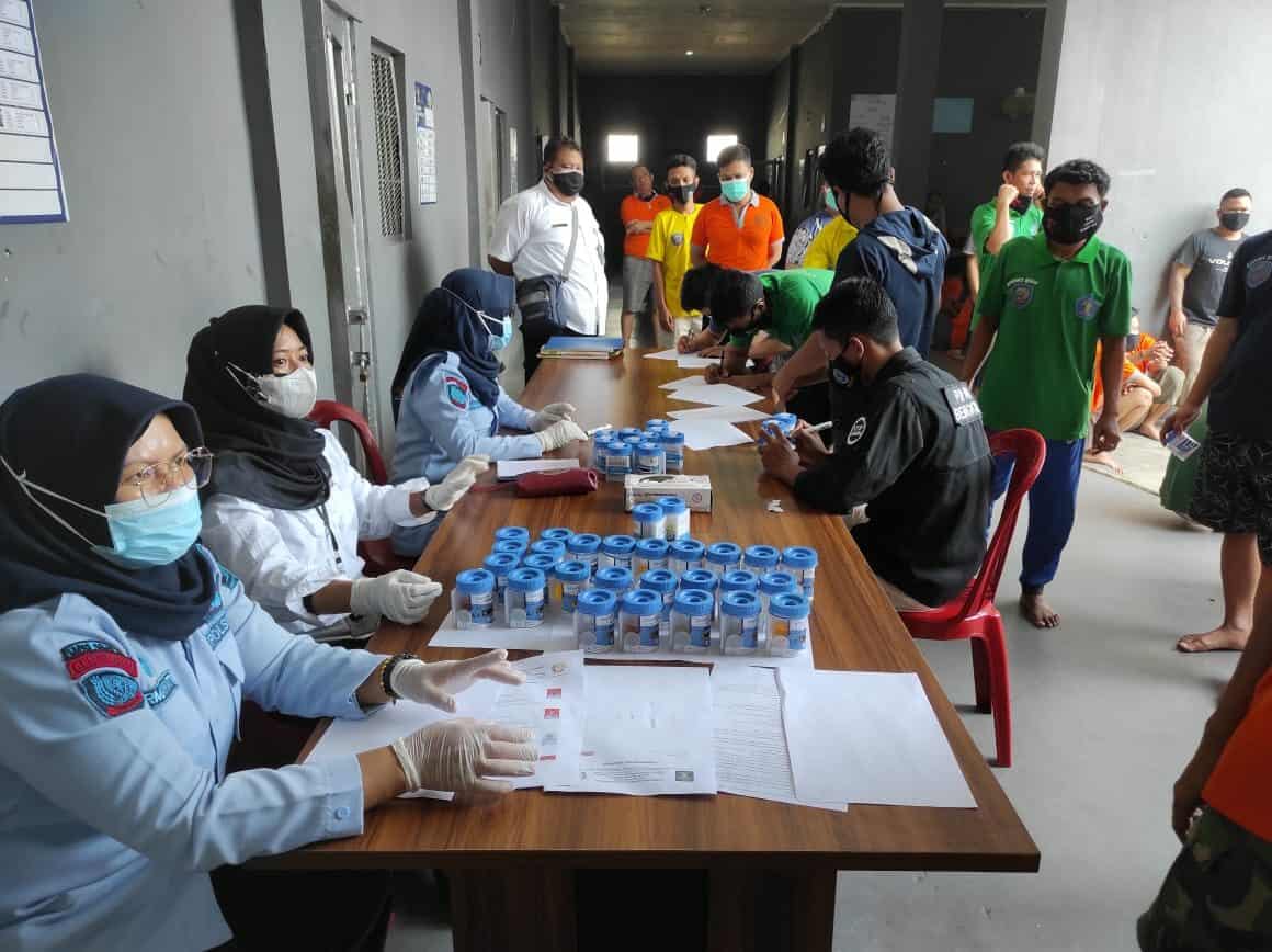 BNN Kota Bengkulu Tes Urine 108 Warga Binaan Blok Narkoba Lapas Kelas II A Bentiring Kota Bengkulu BNN Kota Bengkulu Tes Urine 108 Warga Binaan Blok Narkoba Lapas Kelas II A Bentiring Kota Bengkulu