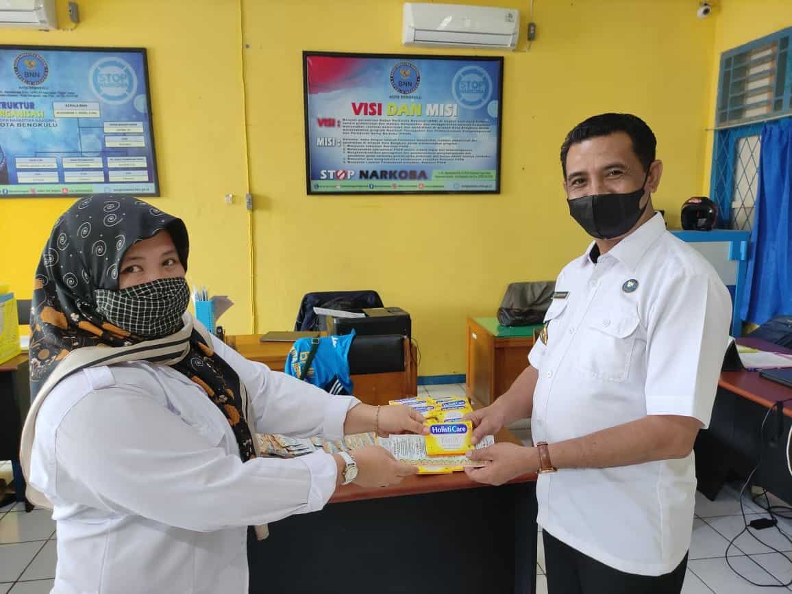 Pembagian Suplemen Dan Vitamin Yang Merupakan Salah Satu Upaya Untuk Meningkatkan Daya Tahan Tubuh Seluruh Pegawai BNN Kota Bengkulu Sehingga Dapat Melaksanakan Tugas Dengan Baik Pembagian Suplemen Dan Vitamin Yang Merupakan Salah Satu Upaya Untuk Meningkatkan Daya Tahan Tubuh Seluruh Pegawai BNN Kota Bengkulu Sehingga Dapat Melaksanakan Tugas Dengan Baik