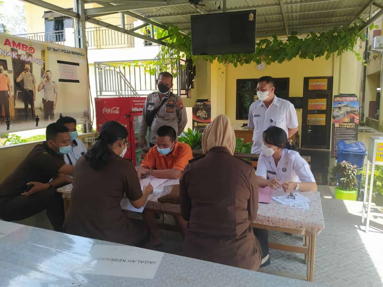 Berkas Perkara P-21, Penyidik BNN Kota Bengkulu serahkan tersangka kasus tindak pidana narkotika atas kepemilikan 31 paket shabu kepada Jaksa Penuntut Umum Kejaksaan Negeri Bengkulu Berkas Perkara P-21, Penyidik BNN Kota Bengkulu serahkan tersangka kasus tindak pidana narkotika atas kepemilikan 31 paket shabu kepada Jaksa Penuntut Umum Kejaksaan Negeri Bengkulu