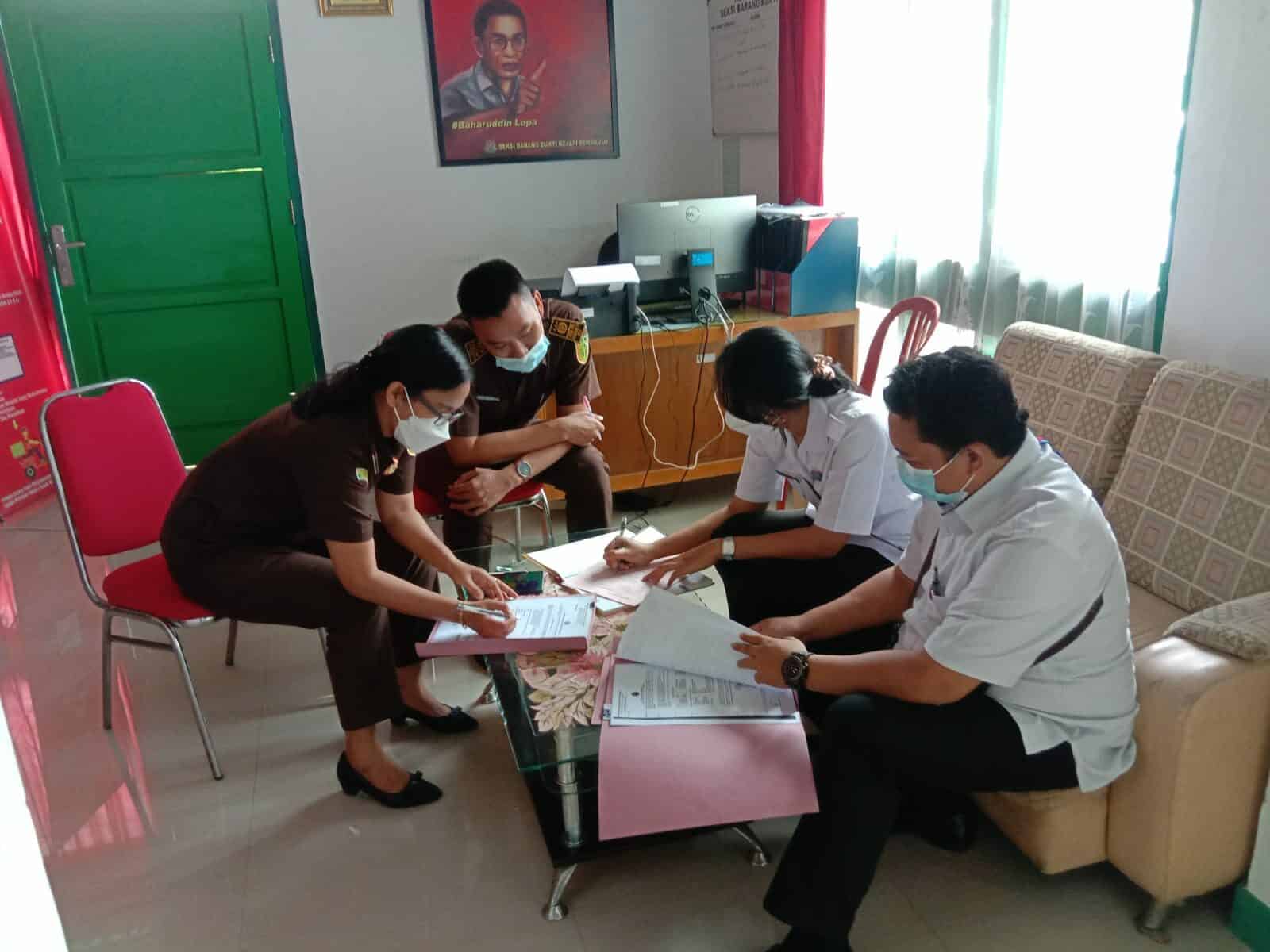 Tim Pemberantasan BNN Kota Bengkulu melakukan serah terima barang bukti milik tersangka tindak pidana narkotika di Kejaksaan Negeri Bengkulu Tim Pemberantasan BNN Kota Bengkulu melakukan serah terima barang bukti milik tersangka tindak pidana narkotika di Kejaksaan Negeri Bengkulu