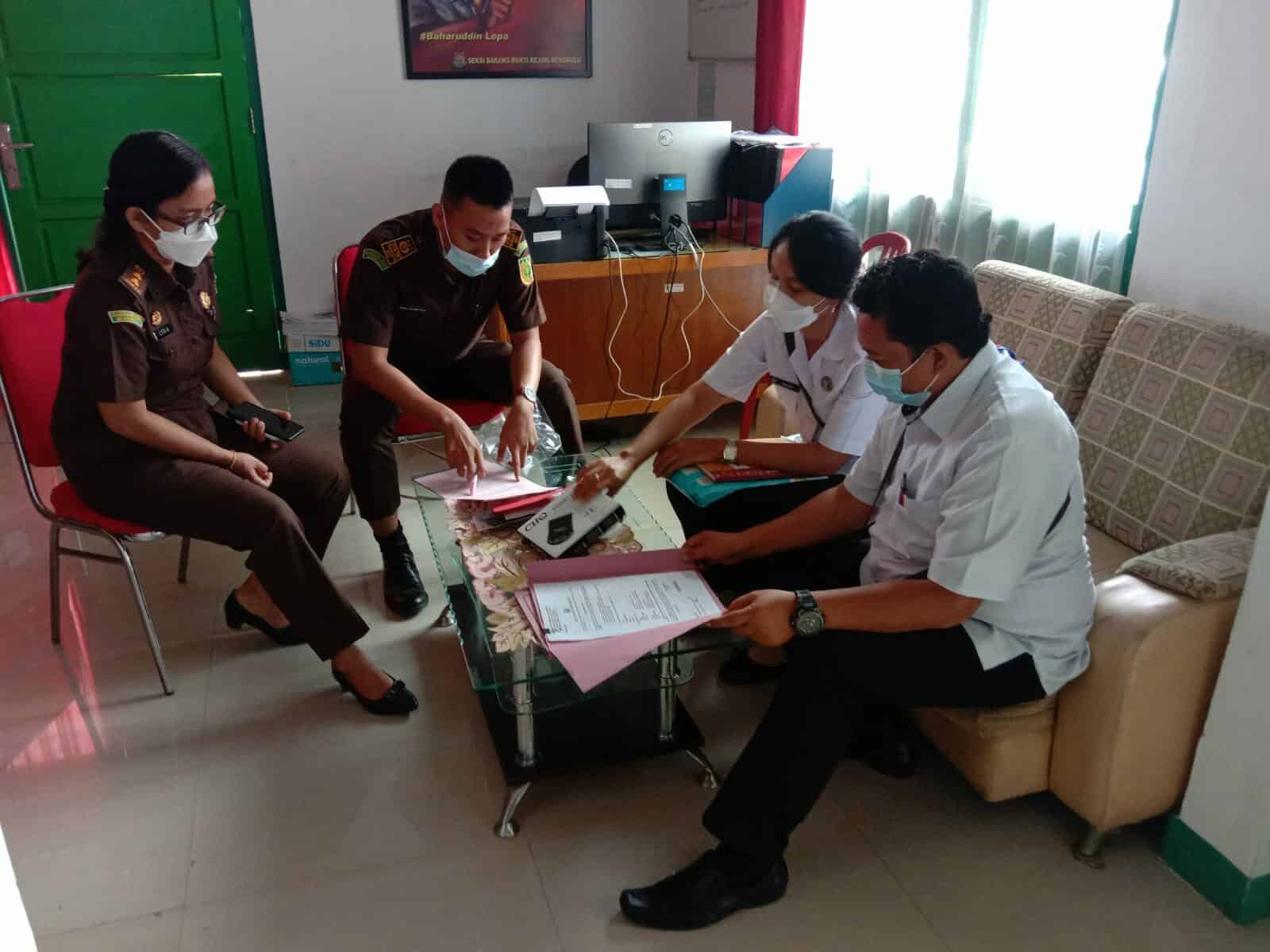 Penyidik BNN Kota Bengkulu melakukan serah terima barang bukti milik tersangka tindak pidana narkotika di Kejaksaan Negeri Bengkulu Tim Pemberantasan BNN Kota Bengkulu melakukan serah terima barang bukti milik tersangka tindak pidana narkotika di Kejaksaan Negeri Bengkulu