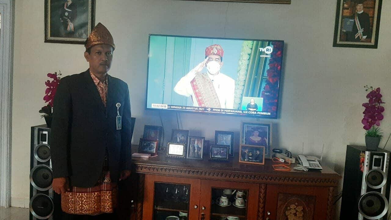 Kepala BNN Kota Bengkulu Kenakan Simbol Adat Nusa Tenggara Timur Pada Saat Mengikuti Upacara Detik Detik Proklamasi Kemerdekaan Republik Indonesia Secara Virtual Kepala BNN Kota Bengkulu Kenakan Simbol Adat Nusa Tenggara Timur Pada Saat Mengikuti Upacara Detik Detik Proklamasi Kemerdekaan Republik Indonesia Secara Virtual