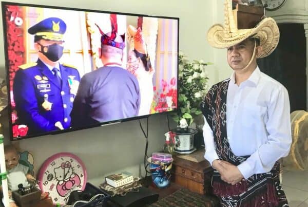 Kepala BNN Kota Bengkulu Kenakan Simbol Adat Nusa Tenggara Timur Pada Saat Mengikuti Upacara Detik Detik Proklamasi Kemerdekaan Republik Indonesia Secara Virtual