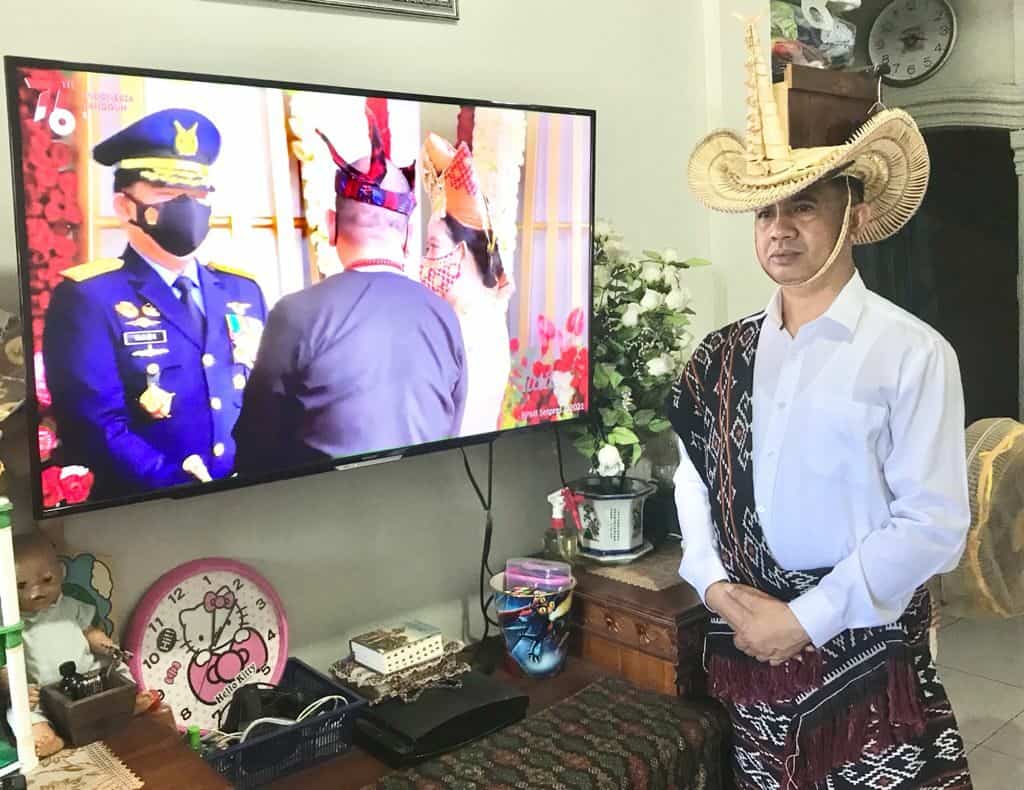 Kepala BNN Kota Bengkulu Kenakan Simbol Adat Nusa Tenggara Timur Pada Saat Mengikuti Upacara Detik Detik Proklamasi Kemerdekaan Republik Indonesia Secara Virtual Kepala BNN Kota Bengkulu Kenakan Simbol Adat Nusa Tenggara Timur Pada Saat Mengikuti Upacara Detik Detik Proklamasi Kemerdekaan Republik Indonesia Secara Virtual