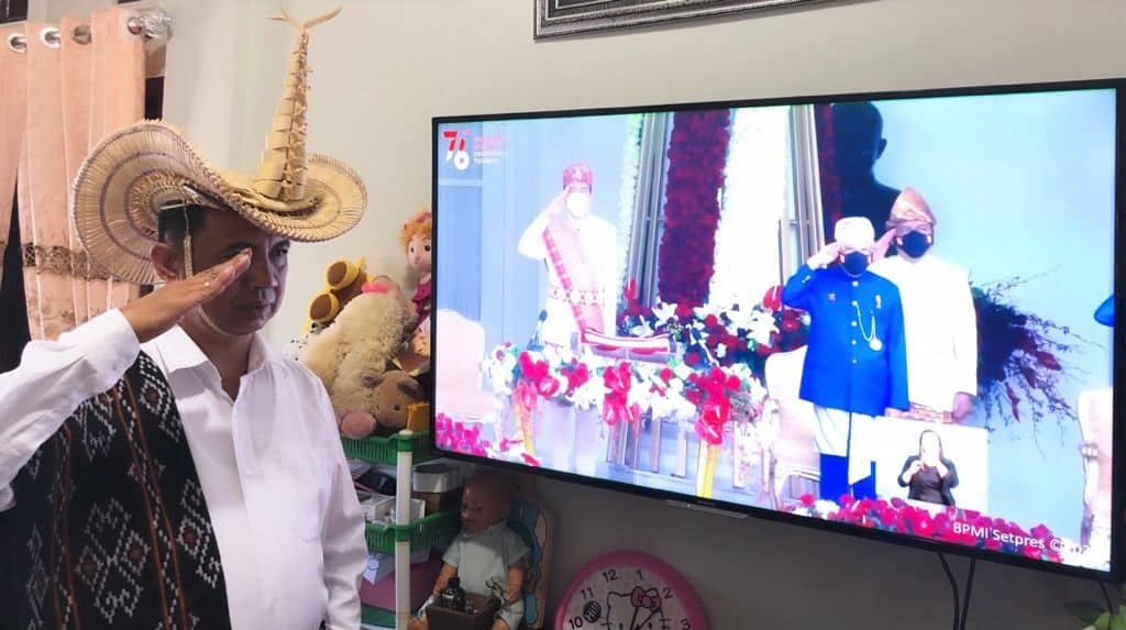 Kepala BNN Kota Bengkulu Kenakan Simbol Adat Nusa Tenggara Timur Pada Saat Mengikuti Upacara Detik Detik Proklamasi Kemerdekaan Republik Indonesia Secara Virtual Kepala BNN Kota Bengkulu Kenakan Simbol Adat Nusa Tenggara Timur Pada Saat Mengikuti Upacara Detik Detik Proklamasi Kemerdekaan Republik Indonesia Secara Virtual