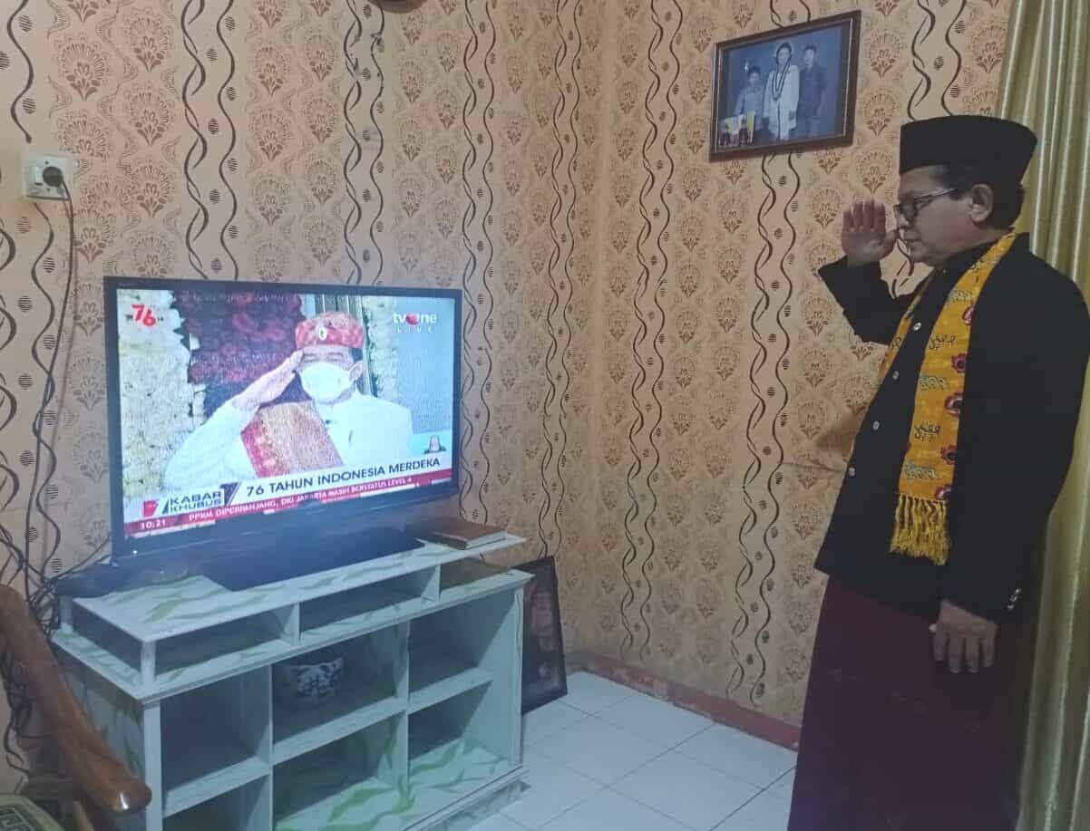 Kepala BNN Kota Bengkulu Kenakan Simbol Adat Nusa Tenggara Timur Pada Saat Mengikuti Upacara Detik Detik Proklamasi Kemerdekaan Republik Indonesia Secara Virtual Kepala BNN Kota Bengkulu Kenakan Simbol Adat Nusa Tenggara Timur Pada Saat Mengikuti Upacara Detik Detik Proklamasi Kemerdekaan Republik Indonesia Secara Virtual