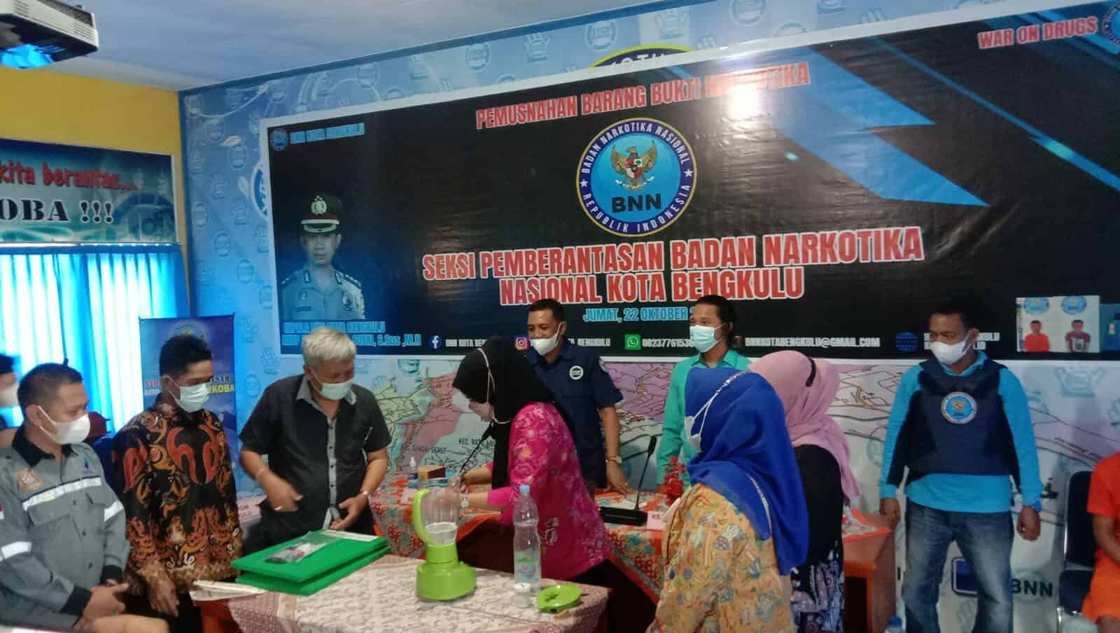 Seksi Pemberantasan BNN Kota Bengkulu Musnahkan 16 Paket Shabu Yang Disita Dari Hasil Pengungkapan Kasus Narkotika Seksi Pemberantasan BNN Kota Bengkulu Musnahkan 16 Paket Shabu Yang Disita Dari Hasil Pengungkapan Kasus Narkotika