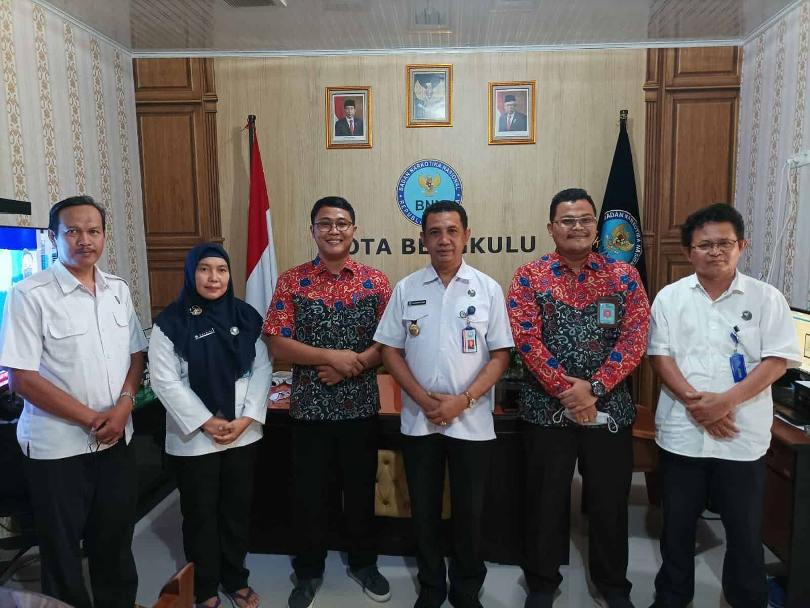 Kepala BNN Kota Bengkulu Terima Kunjungan Tim Punyusunan Naskah Akademik dan Rancangan Peraturan Daerah Kota Bengkulu tentang Pencegahan dan Pemberantasan Penyalahgunaan dan Peredaran Gelap Narkotika Kepala BNN Kota Bengkulu Terima Kunjungan Tim Punyusunan Naskah Akademik dan Rancangan Peraturan Daerah Kota Bengkulu tentang Pencegahan dan Pemberantasan Penyalahgunaan dan Peredaran Gelap Narkotika