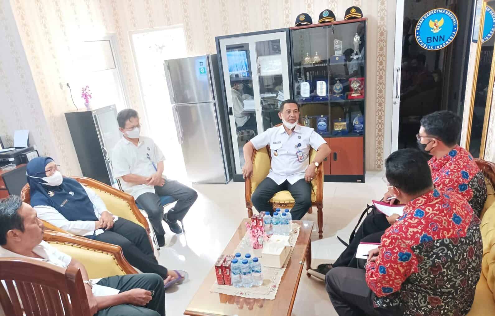 Kepala BNN Kota Bengkulu Terima Kunjungan Tim Punyusunan Naskah Akademik dan Rancangan Peraturan Daerah Kota Bengkulu tentang Pencegahan dan Pemberantasan Penyalahgunaan dan Peredaran Gelap Narkotika Kepala BNN Kota Bengkulu Terima Kunjungan Tim Punyusunan Naskah Akademik dan Rancangan Peraturan Daerah Kota Bengkulu tentang Pencegahan dan Pemberantasan Penyalahgunaan dan Peredaran Gelap Narkotika