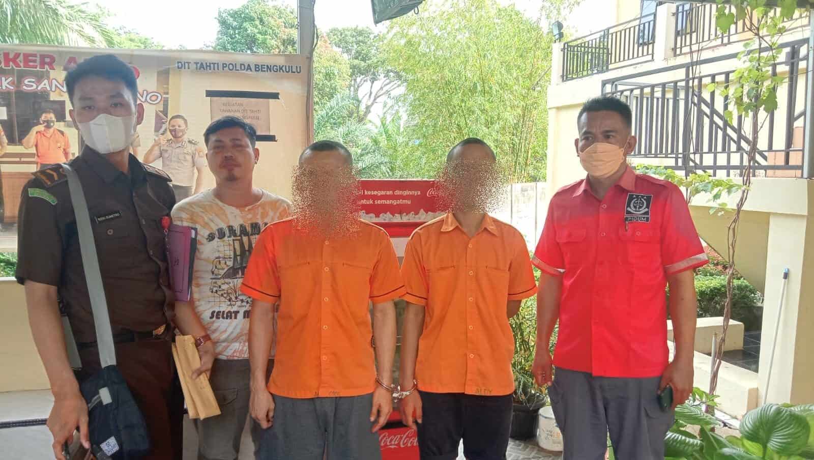 Setelah Berkas Perkara P21 Kedua Tersangka Pengedar Narkotika Dilimpahkan Penyidik BNN Kota Bengkulu Ke Jaksa Penuntut Umum Kejaksaan Negeri Bengkulu Setelah Berkas Perkara P21 Kedua Tersangka Pengedar Narkotika Dilimpahkan Penyidik BNN Kota Bengkulu Ke Jaksa Penuntut Umum Kejaksaan Negeri Bengkulu