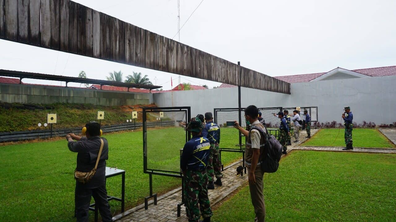 Kepala BNN Kota Bengkulu Bersama Personil Pemberantasan Laksanakan Kegiatan Latihan Menembak Bersama Di Lapangan Tembak Markas Komando TNI AL Bengkulu Kepala BNN Kota Bengkulu Bersama Personil Pemberantasan Laksanakan Kegiatan Latihan Menembak Bersama Di Lapangan Tembak Markas Komando TNI AL Bengkulu