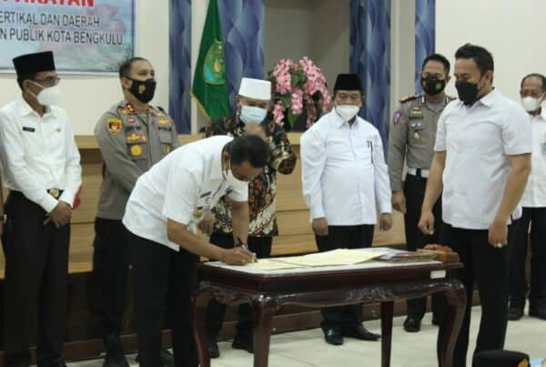 Kepala BNN Kota Bengkulu Ikut Menandatangani Nota Kesepakatan Antara Pemerintah Kota Bengkulu Dengan Instansi Vertikal Di Wilayah Kota Bengkulu