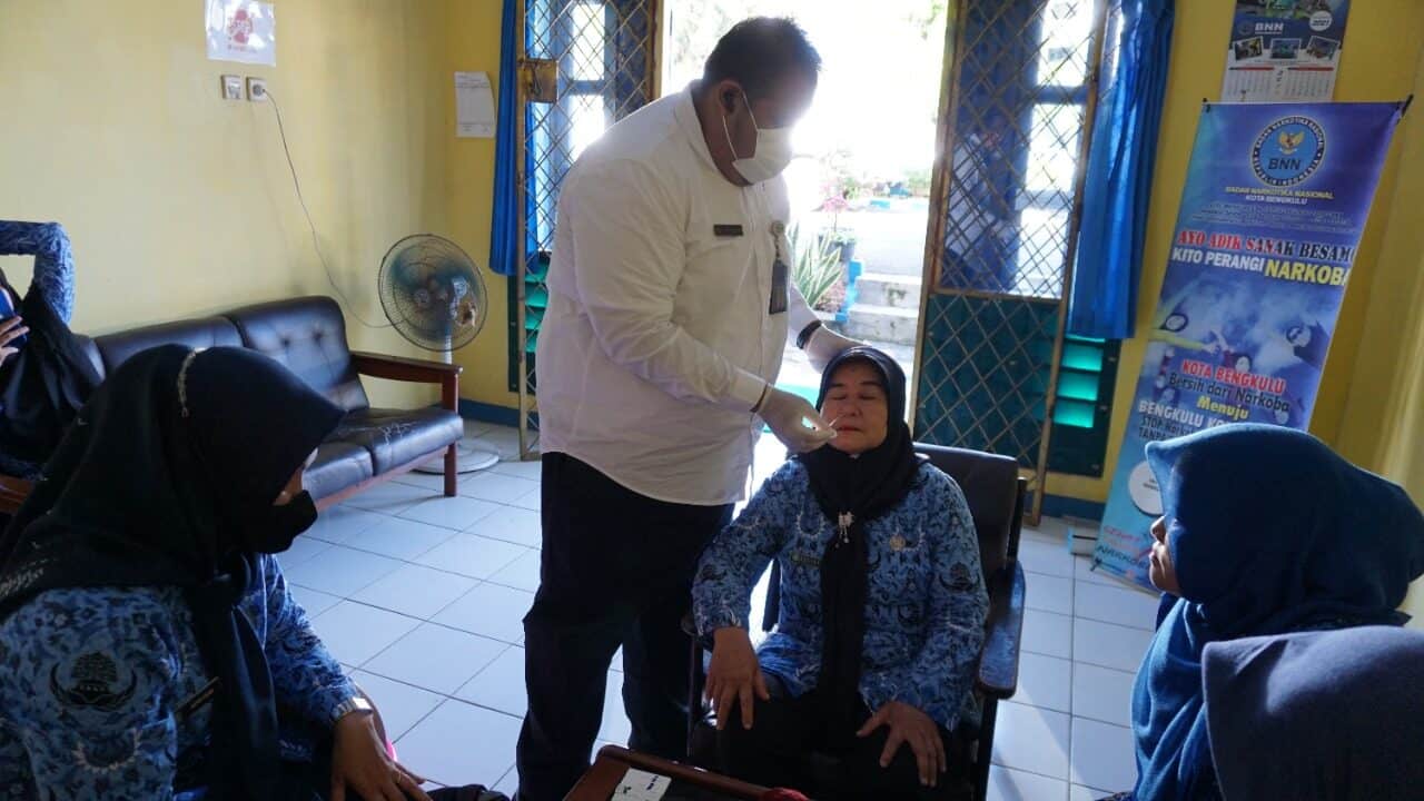Selesai Melaksanakan Libur Hari Raya Idul Fitri, Seluruh Personil BNN Kota Bengkulu Di Tes Swab Antigen Selesai Melaksanakan Libur Hari Raya Idul Fitri, Seluruh Personil BNN Kota Bengkulu Di Tes Swab Antigen