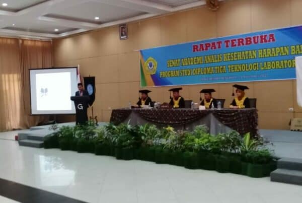 Menghadiri wisuda ke 18 Akademi Analis Kesehatan Harapan Bangsa Bengkulu