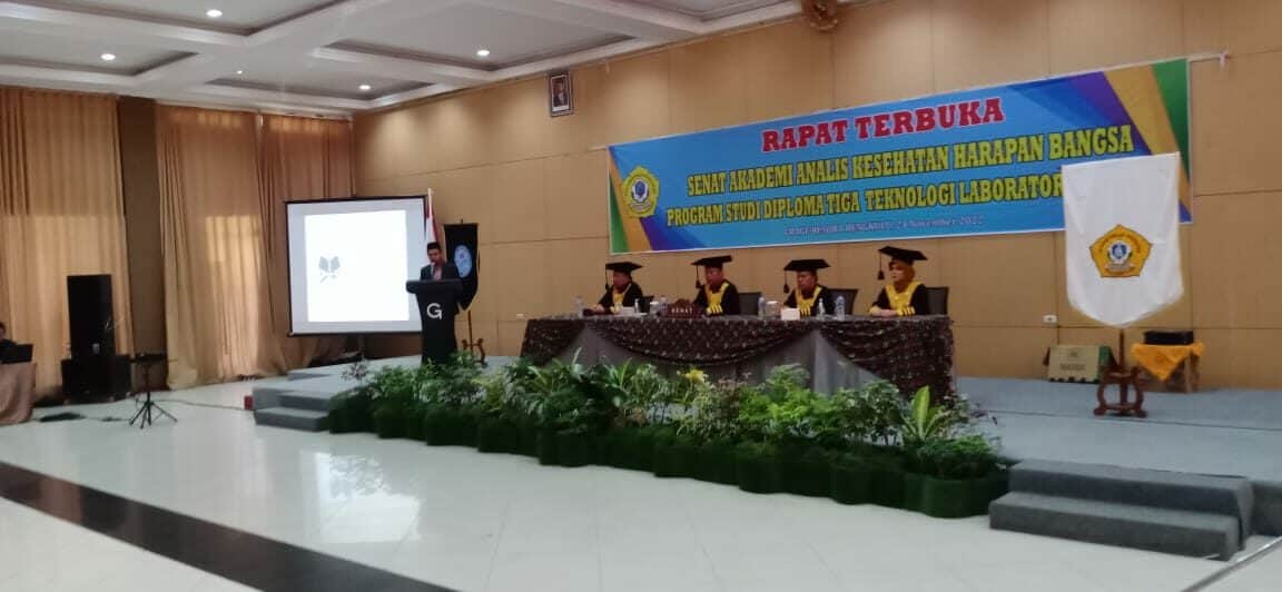 Menghadiri wisuda ke 18 Akademi Analis Kesehatan Harapan Bangsa Bengkulu Menghadiri wisuda ke 18 Akademi Analis Kesehatan Harapan Bangsa Bengkulu