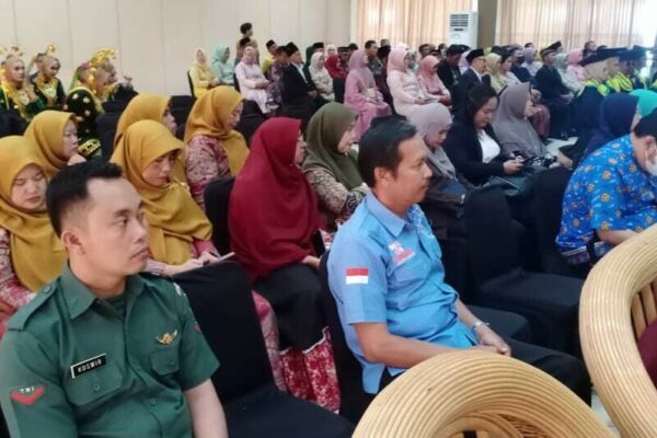 Menghadiri wisuda ke 18 Akademi Analis Kesehatan Harapan Bangsa Bengkulu