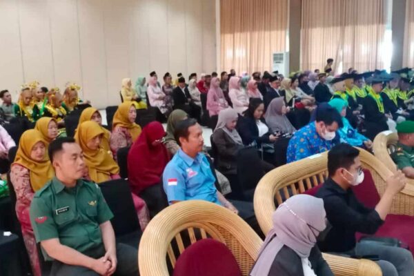 Menghadiri wisuda ke 18 Akademi Analis Kesehatan Harapan Bangsa Bengkulu